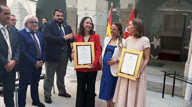 Carla Greciano y María Corina Machado