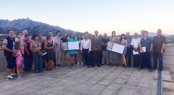 foto de familia de organizadores y premiadas