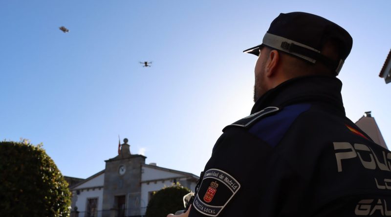 agente volando dron