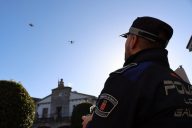 agente volando dron