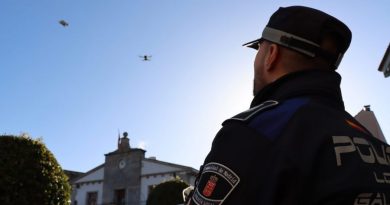 agente volando dron