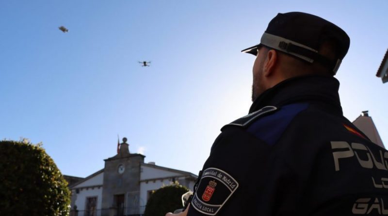 agente volando dron