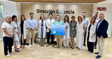 2026 07 16 Gran parte del equipo de la Dirección Gerencia del HUGV con el diploma acreditativo del sello dorado JCI
