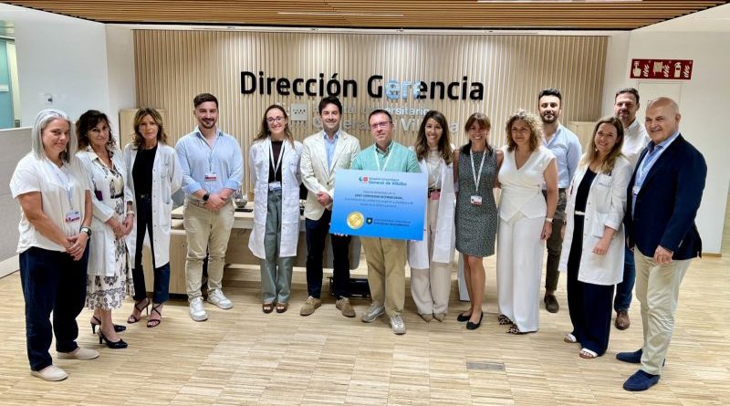 2026 07 16 Gran parte del equipo de la Dirección Gerencia del HUGV con el diploma acreditativo del sello dorado JCI