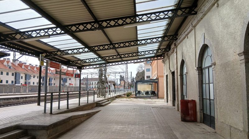 Foto del edif historico de la est desde el anden