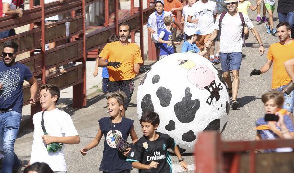 El alcalde, de naranja, corriendo el boloencierro