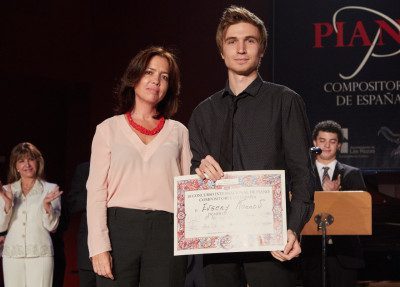 piera con el ganador del concurso
