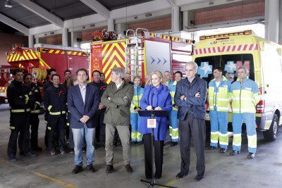 CIFUENTES FELICITA LA NAVIDAD A LOS MIEMBROS DEL CUERPO DE BOMBEROS DE LA COMUNIDAD Y DEL SUMMA 112
La presidenta de la Comunidad de Madrid, Cristina Cifuentes, visita el Parque de Bomberos en Las Rozas para felicitar las fiestas a los trabajadores de los servicios de emergencias de la Comunidad que desarrollan su actividad en este centro de trabajo en estas fechas. 
Foto: D.Sinova