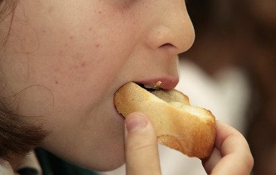 niña comiendo
