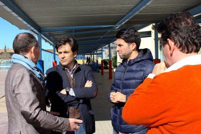 El alcalde de Galapagar, con los ediles de Educación y Obras, hablando con el director del centro
