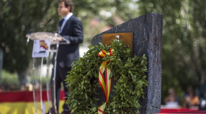 izadoBanderaHomenajeVictimas_054