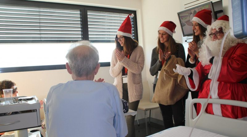 2018 12 27 La visita llenó por unos minutos de alegría e ilusión las habitaciones de los mayores hospitalizados