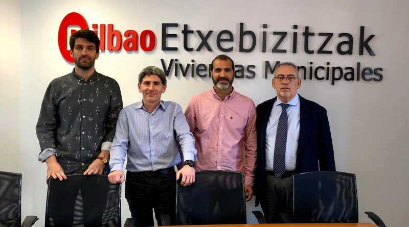 Javier de los Nietos con representantes de Bilbao Viviendas