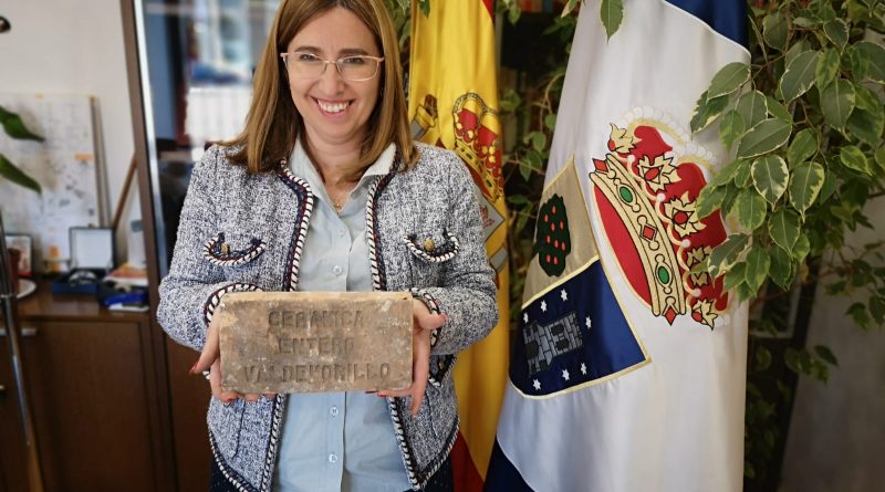 Alcaldesa con ladrillo centenraio