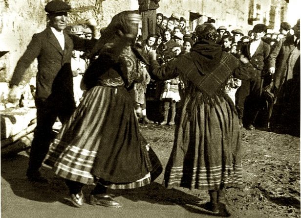 "Baile de tres" de Las Navas del Marqués, acompañado del canto de romances. Diciembre de 1930 (foto Miguel Catalán).