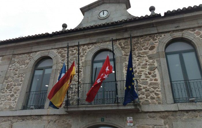 Banderas a media asta en el Ayuntamiento de Valdemorillo en memoria de los fallecidos por coronavirus