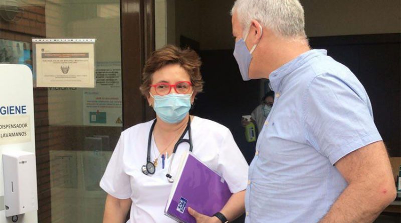 El alcalde, Alfredo García Plata, con una responsable del Centro de Salud de la localidad