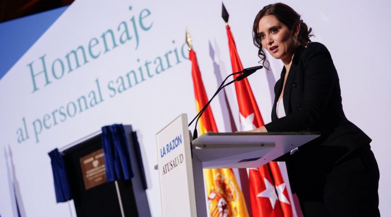Fotos de la Comunidad de Madrid, ayer, en el homenaje a los sanitarios