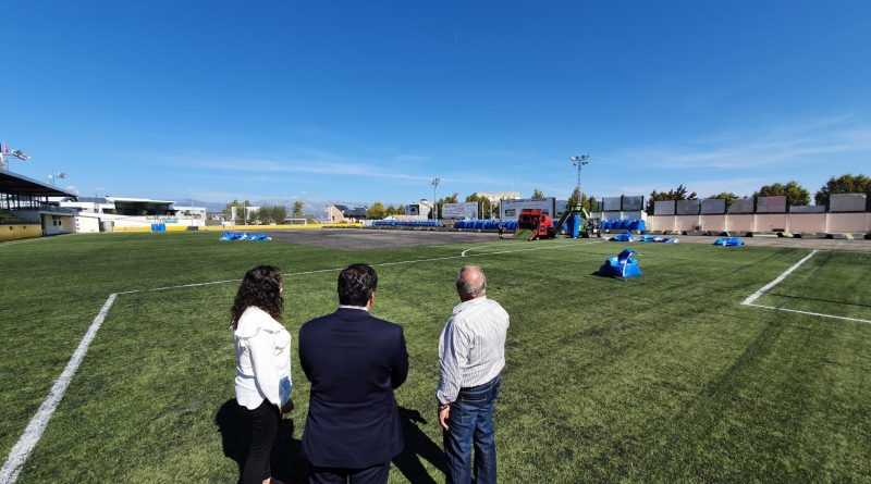 La concejala de Deportes, Mercedes Nuño, junto con el alcalde, Alberto Gómez y el concejal de Obras, Ángel Arias.