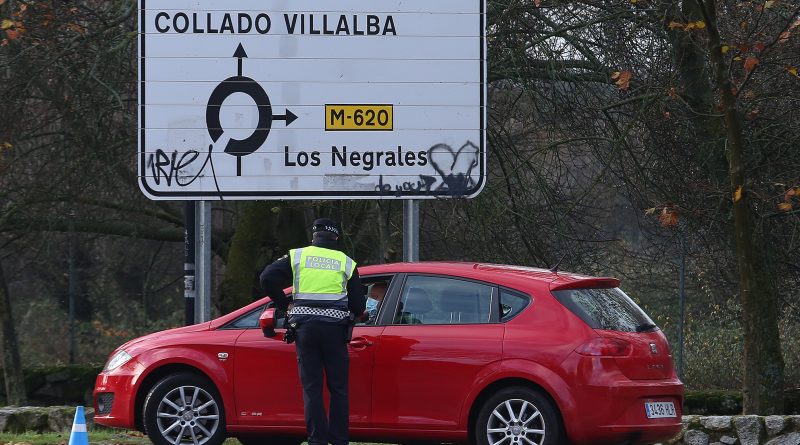 Imagen de un control policial a primeras horas de hoy, lunes, en la salida de Alpedrete hacia Collado Villalba/ Fotos Rafa Herrero