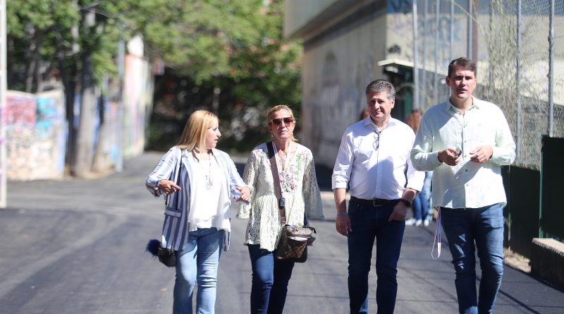 Imagen de la visita de la alcaldesa, Mariola Vargas, y la entonces edil de Urbanismo, Yolanda Martínez, del asfaltado del acceso al pabellón del colegio Miguel de Cervantes en mayo de 2019