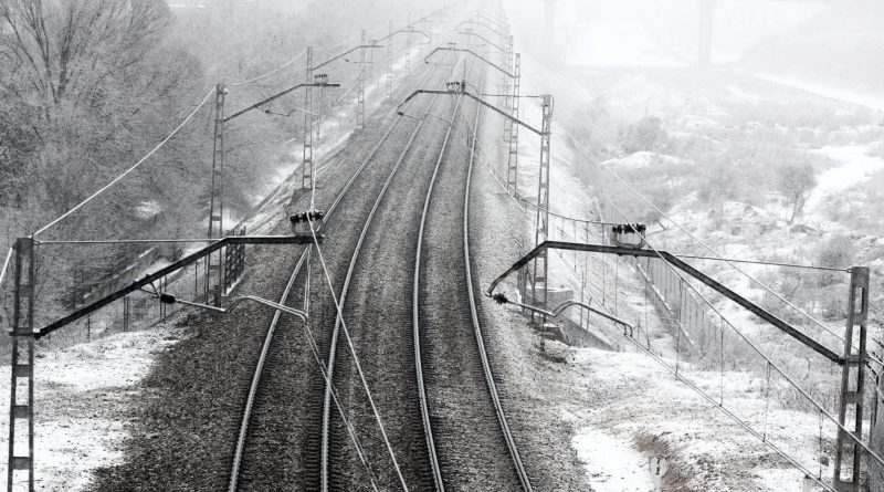 Vías del tren con nieve tras el paso de la borrasca Filomena, en Madrid (España), a 7 de enero de 2021. La Comunidad de Madrid ha activado el nivel 1 del Plan de Inclemencias Invernales a partir de esta medianoche por previsión de la Agencia Estatal de Meteorología (Aemet) de fuertes nevadas en la región.
Eduardo Parra / Europa Press
7/1/2021