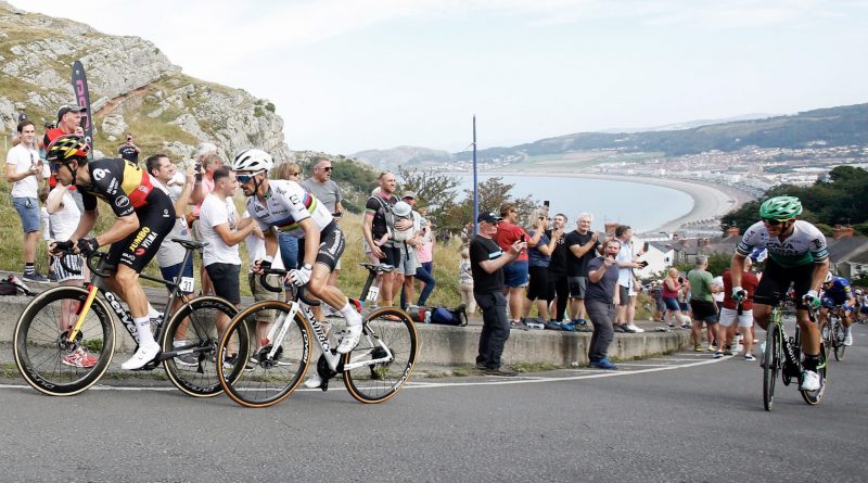 Sergio subiendo tras Van Aert y Alaphilippe