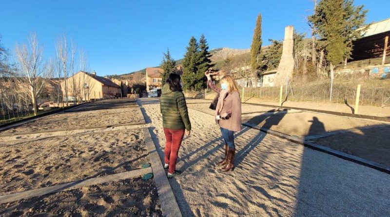 La alcaldesa Carlota López en los nuevos huertos sociales de San Lorenzo de El Escorial